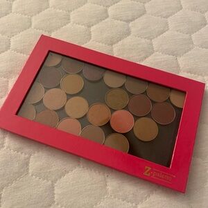 Z-palette with multiple eyeshadows!